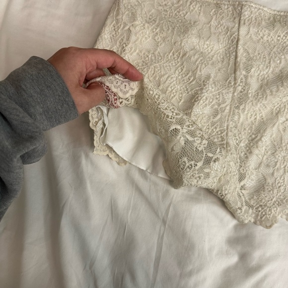 Lace offf white shorts - Picture 7 of 8